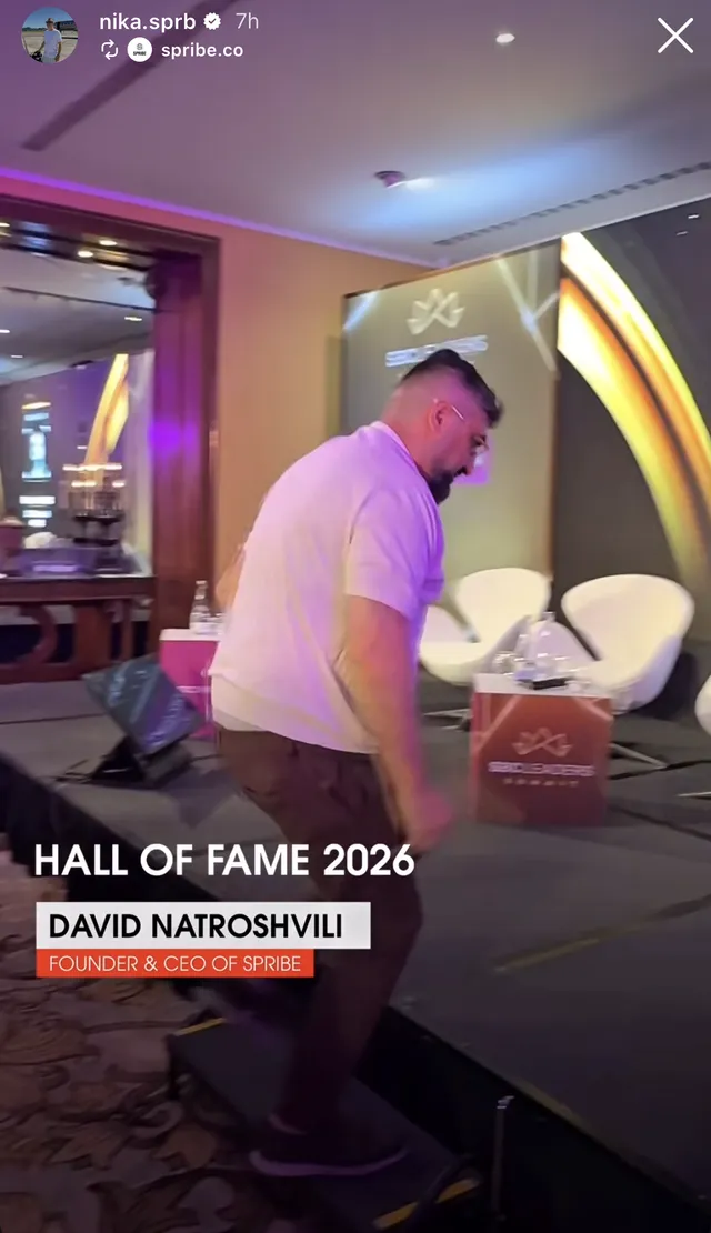Сторис @nika.sprb с репостом видео @spribe.co: Давид Натрошвили поднимается на сцену SBC Leaders Summit под плашкой «Hall of Fame 2026 · David Natroshvili · Founder & CEO of Spribe».